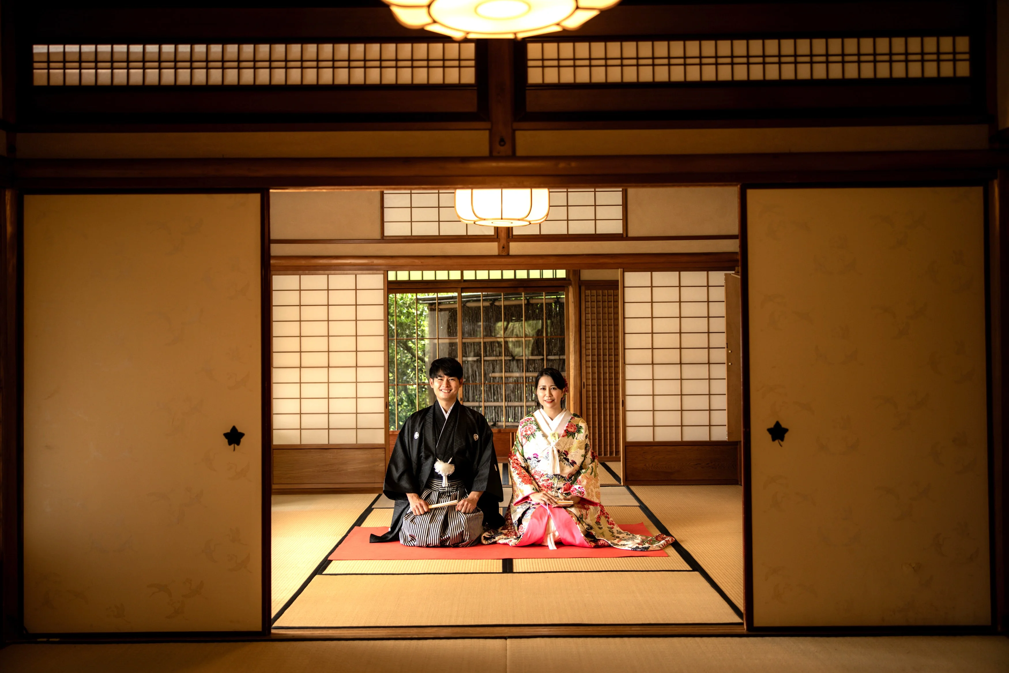 三養荘の和室に座る新郎新婦