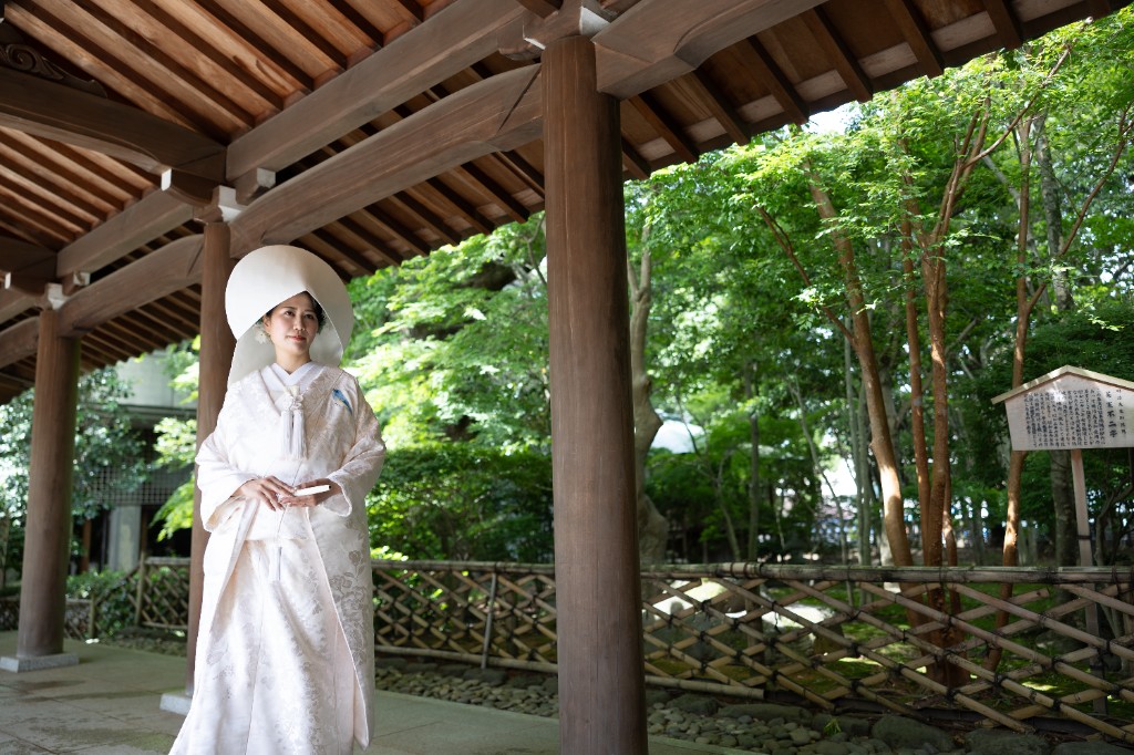 廊下に立つ白無垢の花嫁