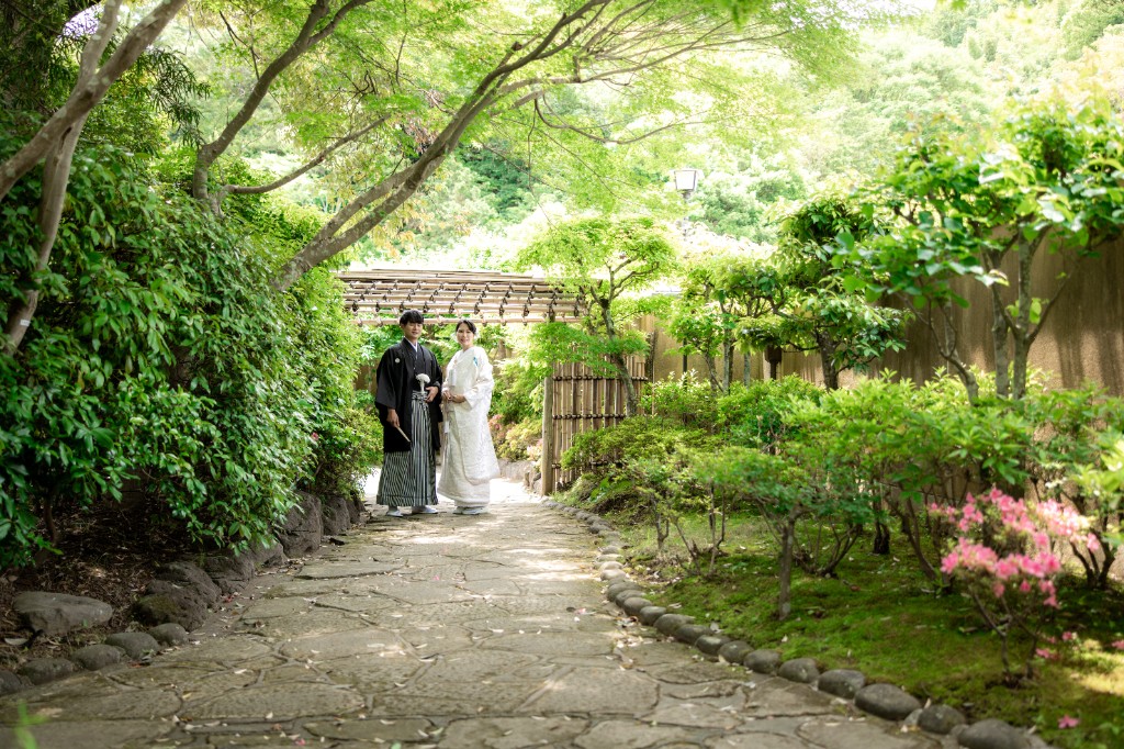 三養荘の庭園の小径を歩く新郎新婦