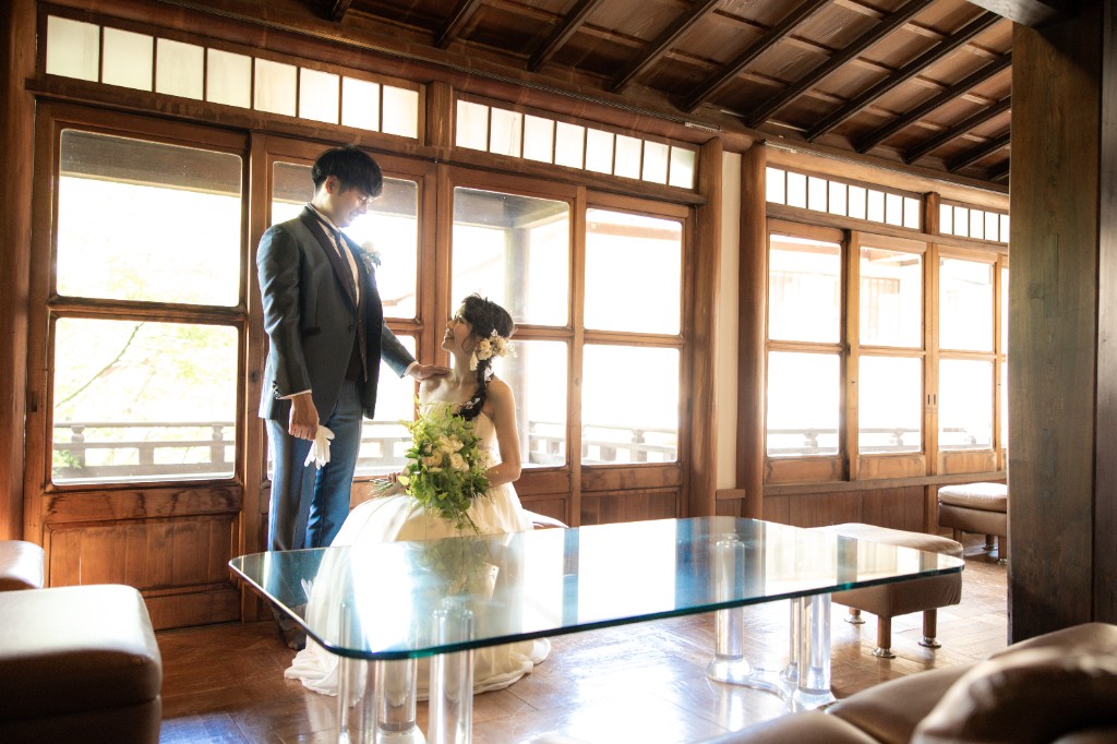 三養荘のラウンジに佇む新郎新婦