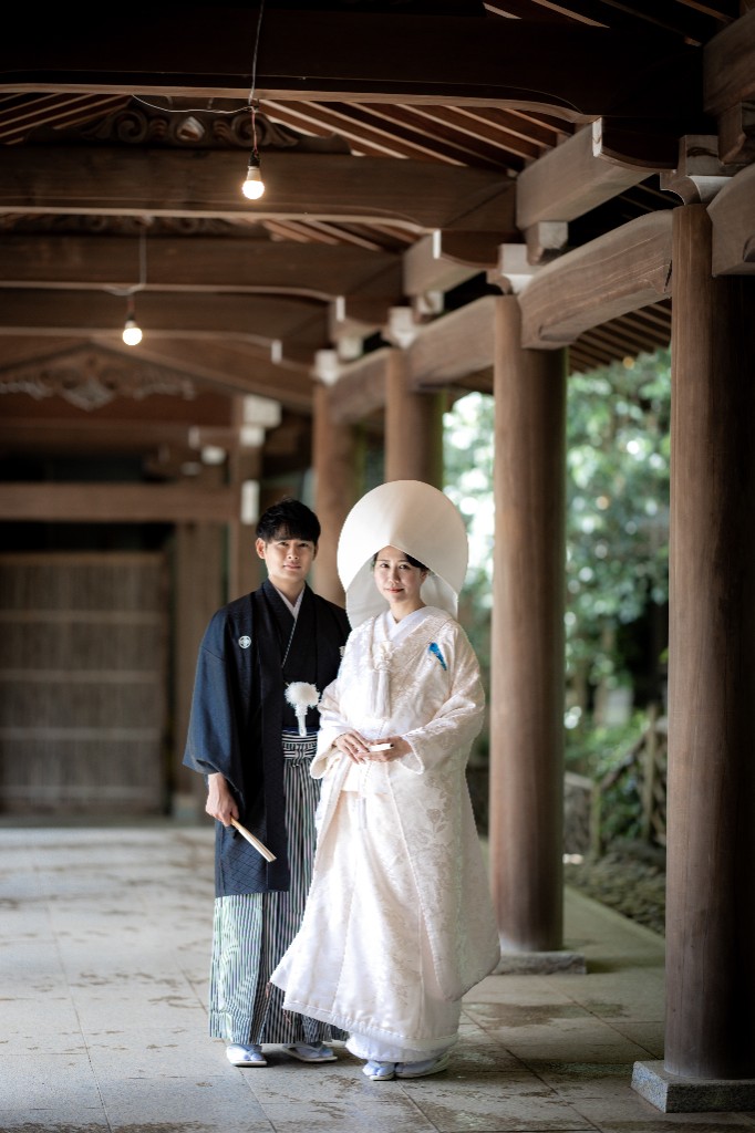柱廊に立つ白無垢の新郎新婦